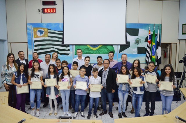 2018108_FOTO - Alunos e alunas notas 10 diplomados orgulham seus pais em N. Odessa (2)